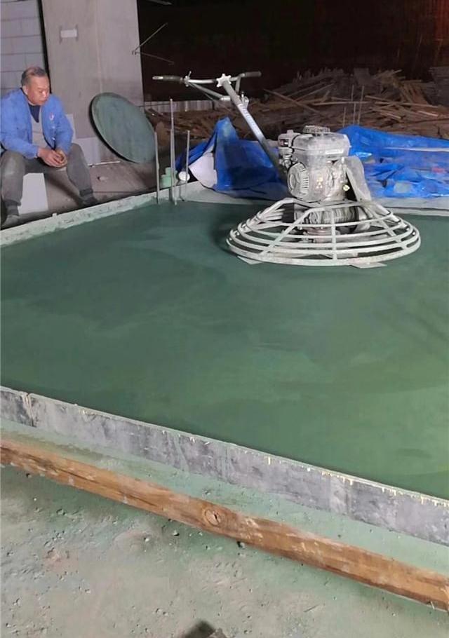 金刚砂耐磨地坪施工 金刚砂耐磨地坪施工